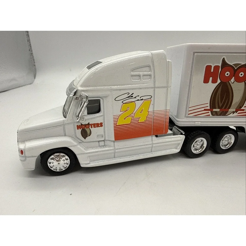 Chase Elliott 2017 Hooters #24 Hauler 1:64 NASCAR Authentic's Loose